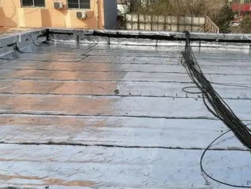 犍为卫生间漏水维修公司分享下犍为屋面楼顶防水刚性防水层施工要点。